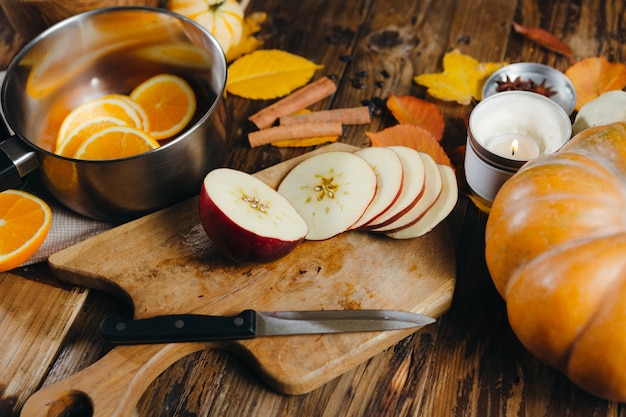 Primo piano degli ingredienti per cucinare vin brulé.