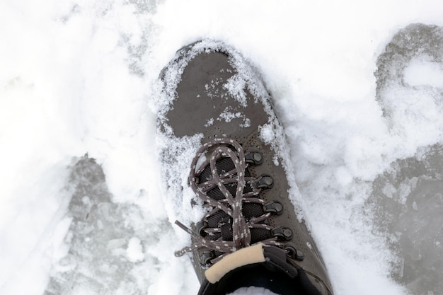 Primo piano degli stivali invernali nella neve