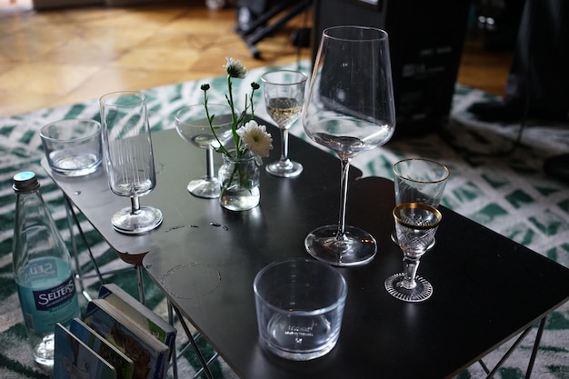 Primo piano dei bicchieri di vino sul tavolo