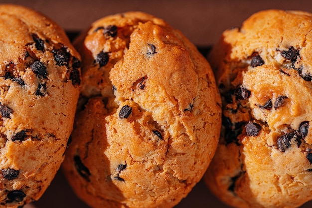 Primo piano dei biscotti con pepita di cioccolato su fondo marrone