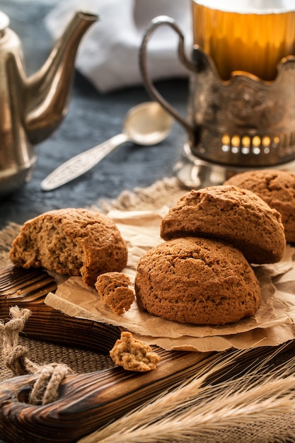 Primo piano dei biscotti di farina d'avena, prima colazione di mattina, natura morta