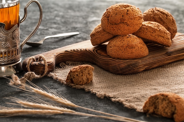 Primo piano dei biscotti di farina d'avena, prima colazione di mattina, natura morta