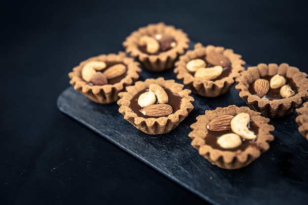 Primo piano dei biscotti sotto forma di cestini con ripieno di noci