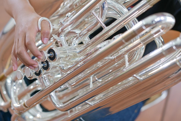 Primo piano dei bottoni dello strumento musicale STRUMENTO D'OTTONE