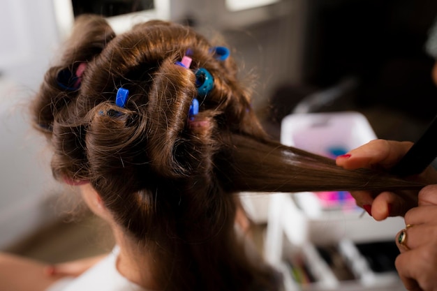 Primo piano dei capelli ricci di una cliente femminile al parrucchiere