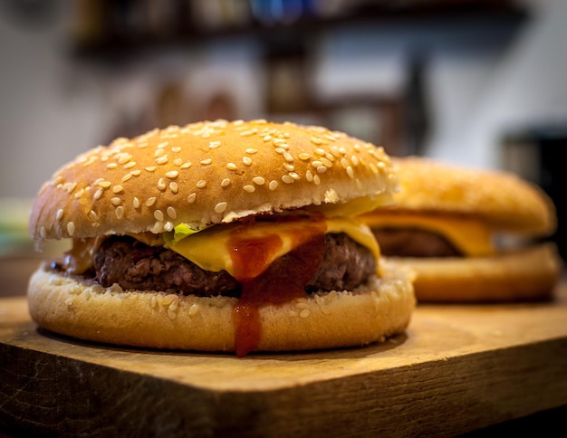 Primo piano dei cheeseburger sul tagliere di legno