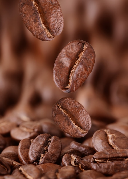 Primo piano dei chicchi di caffè di volo