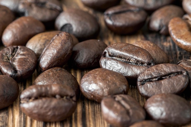 Primo piano dei chicchi di caffè su fondo di legno scuro