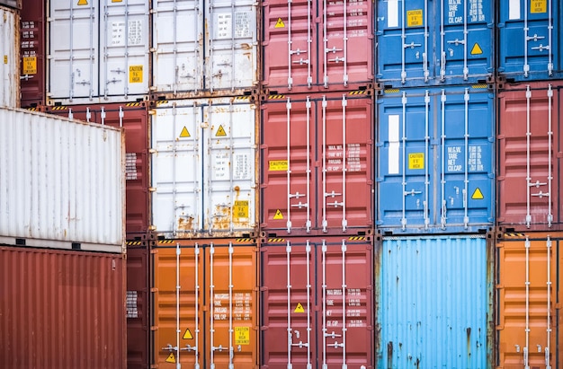 Primo piano dei container nel porto merci