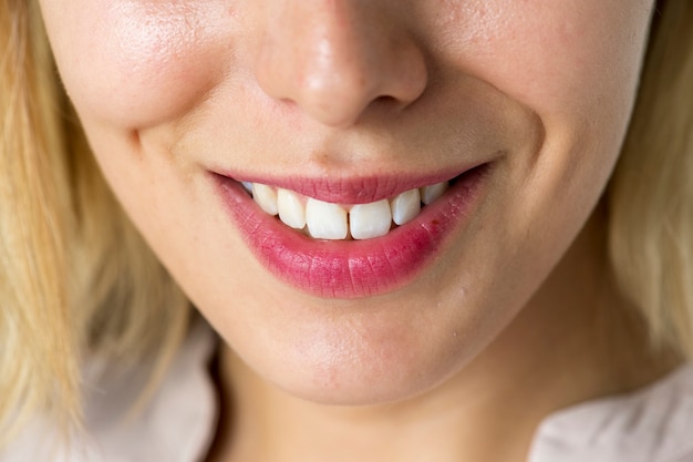 Primo piano dei denti sorridenti della donna