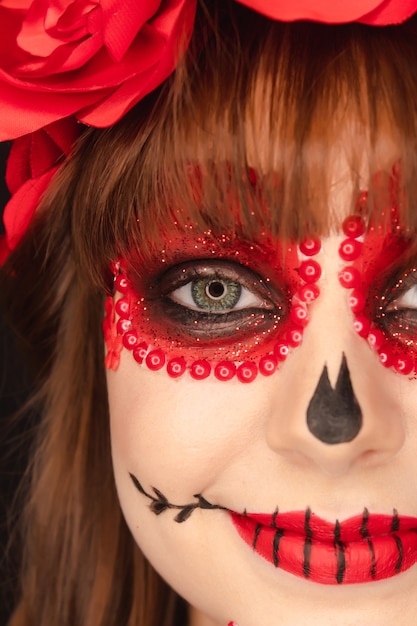 Primo piano dei dettagli del trucco Dia de los Muertos di una bella ragazza.