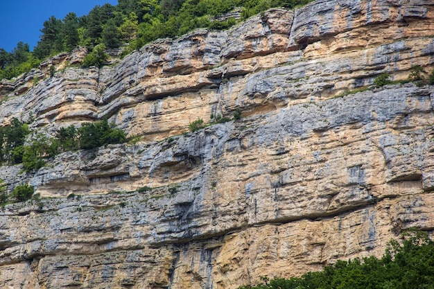 Primo piano dei dettagli della sezione trasversale della struttura del taglio della pietra naturale astratta della roccia di erosione della scogliera di granito stagionato