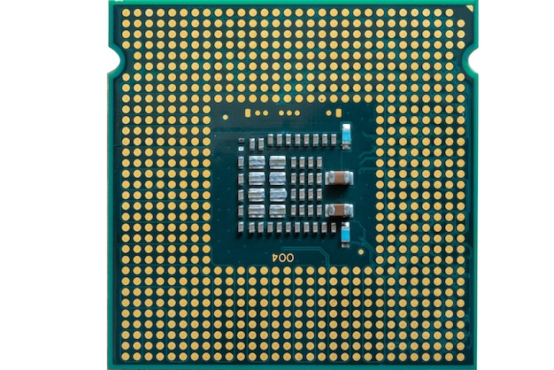Primo piano dei dettagli sul retro della CPU a 775 pin