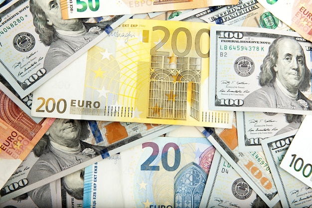 Primo piano dei dollari americani e degli euro