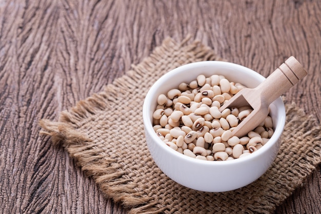 Primo piano dei fagioli bianchi sulla tavola di legno.