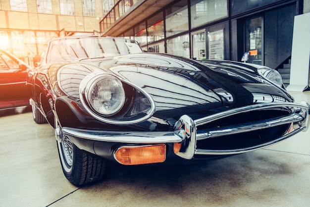 primo piano dei fari e del paraurti anteriore di un'automobile d'epoca