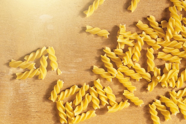 Primo piano dei fusilli crudi su fondo di legno