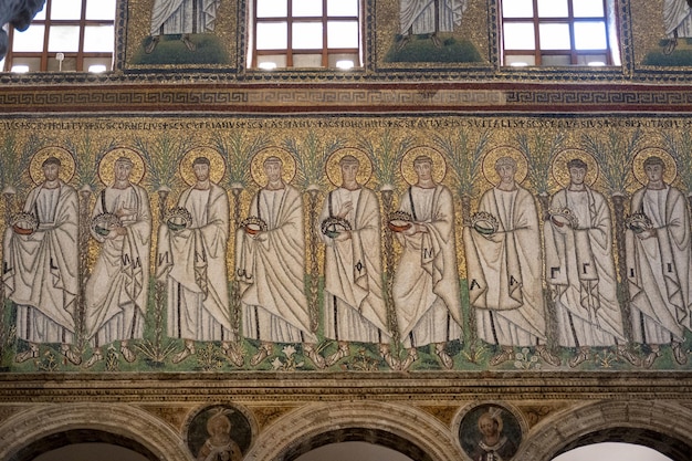 Primo piano dei mosaici religiosi sulle pareti di Sant'Apollinare in Classe a Ravenna, Italia
