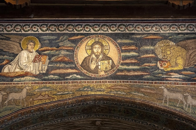 Primo piano dei mosaici religiosi sulle pareti di Sant'Apollinare in Classe a Ravenna, Italia