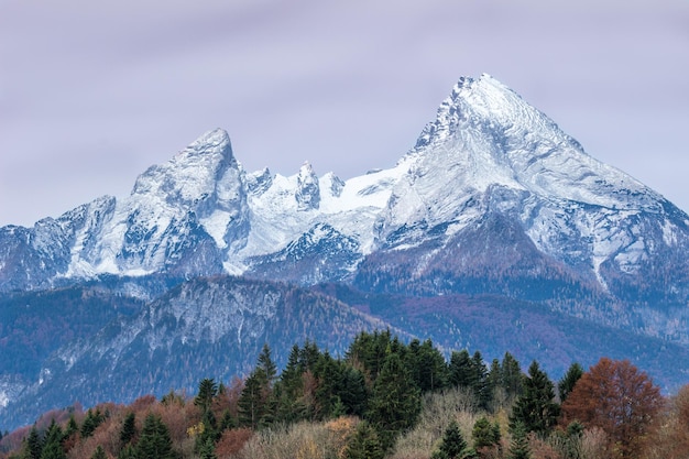 Primo piano dei picchi di montagna di Watzmann e cielo nuvoloso. Alpi bavaresi. Berchtesgadener Land, Baviera, Germania