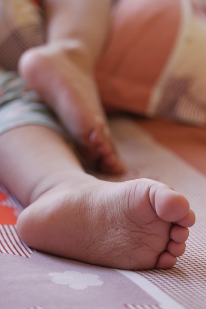 Primo piano dei piedi asciutti del bambino sul letto