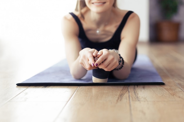 Primo piano dei piedi della donna, ragazza che fa yoga pone