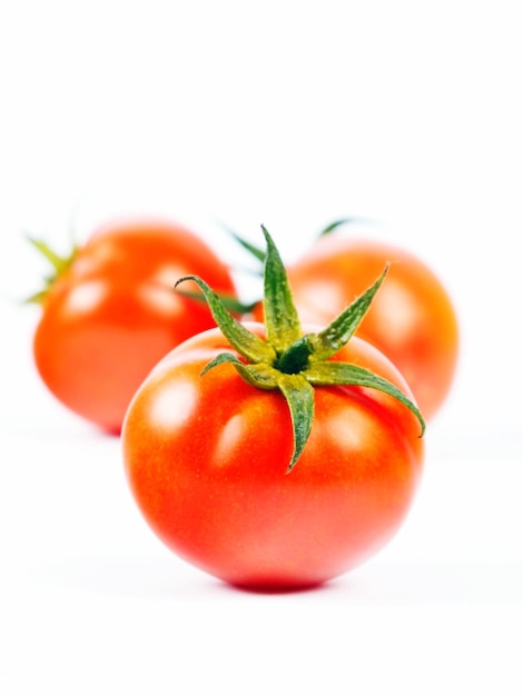 Primo piano dei pomodori su fondo bianco