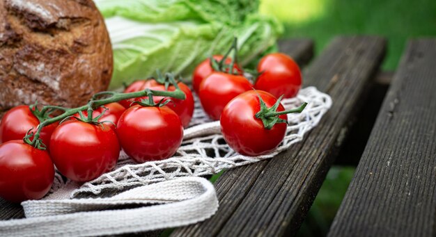 Primo piano dei pomodori su una superficie di legno