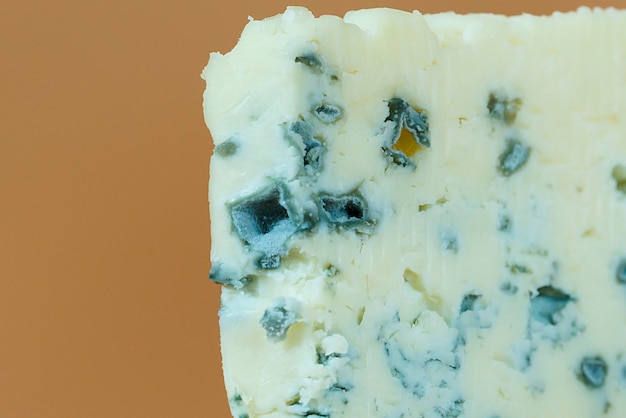 Primo piano dei pori e della consistenza di un pezzo di formaggio con muffa blu