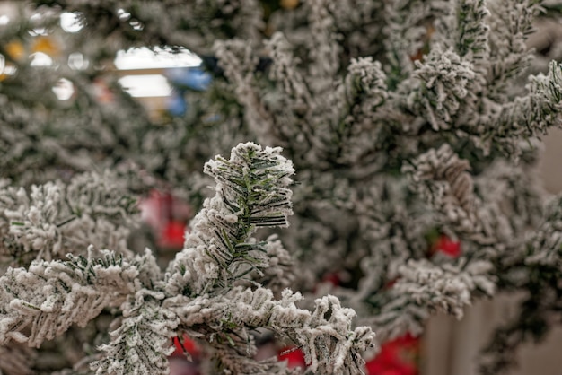 Primo piano dei rami artificiali dell'albero di Natale