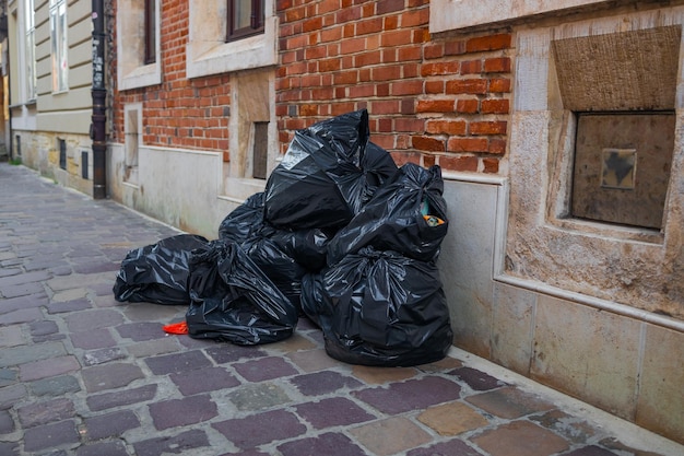 Primo piano dei sacchetti di plastica immondizia impilati nella foto di alta qualità della strada