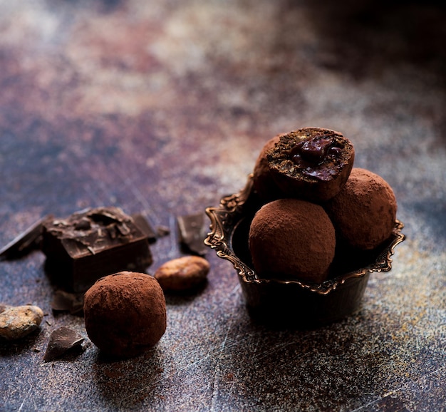 Primo piano dei tartufi di caramelle al cioccolato