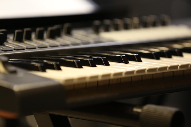 Primo piano dei tasti del pianoforte elettrico