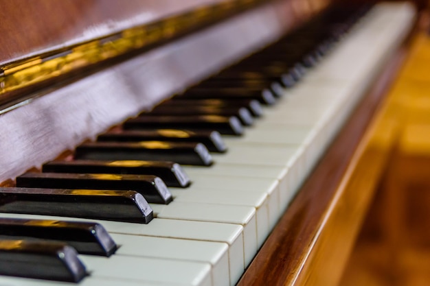 Primo piano dei tasti del pianoforte in bianco e nero