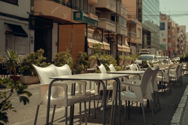 Primo piano dei tavoli nel caffè della città