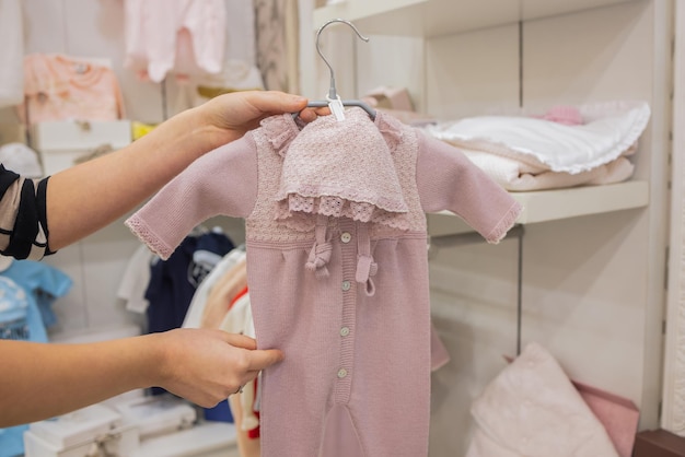 Primo piano dei vestiti del bambino sullo scaffale in un mercato delle pulci.