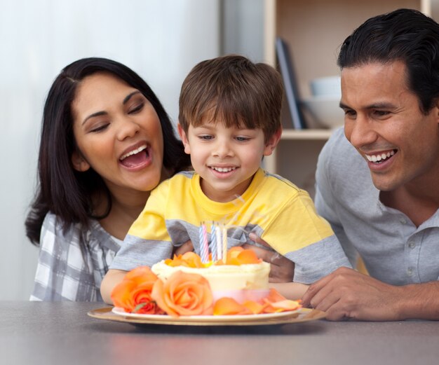 Primo piano del bambino festeggia il suo compleanno con i suoi genitori