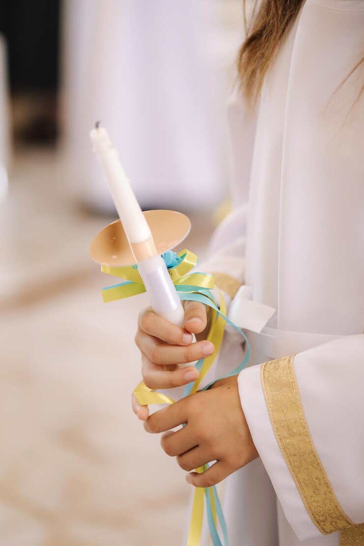 Primo piano del bambino tenere la candela in mano e in attesa