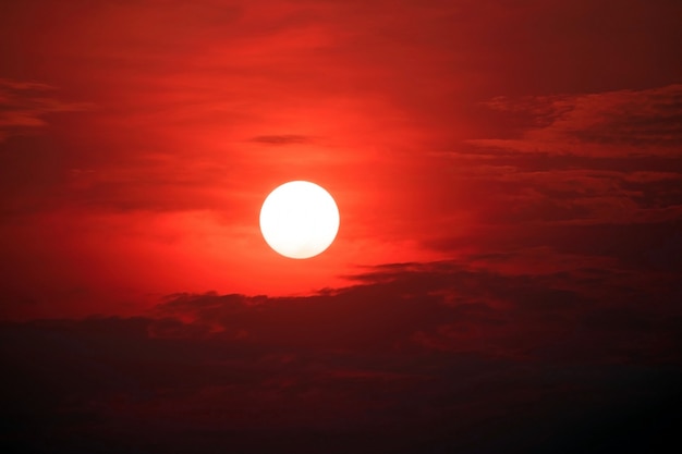 Primo piano del bel sole e cielo rosso.