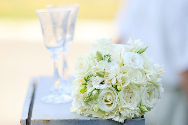 Primo piano del bellissimo bouquet da sposa Sposa sul tavolo