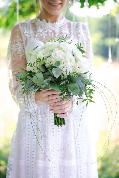 Primo piano del bouquet da sposa nelle mani della sposa