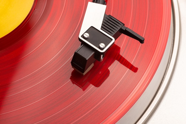 Primo piano del braccio sul vinile rosso