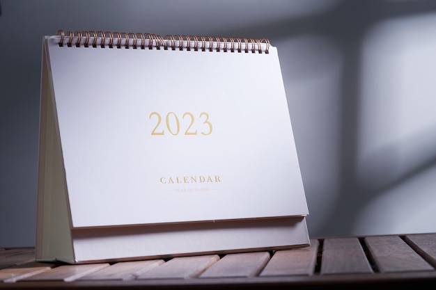 Primo piano del calendario da tavolo 2023