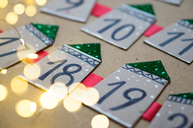 Primo piano del calendario dell'avvento, messa a fuoco selettiva. Divertimento in famiglia e tradizioni natalizie. Concetto di atmosfera di Natale e Capodanno.