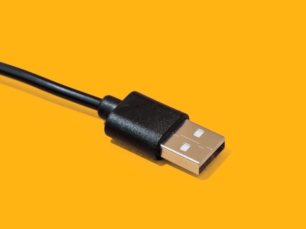 Primo piano del cavo micro USB su sfondo giallo