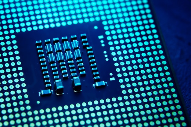 Primo piano del chip della CPU in laboratorio con tonalità blu