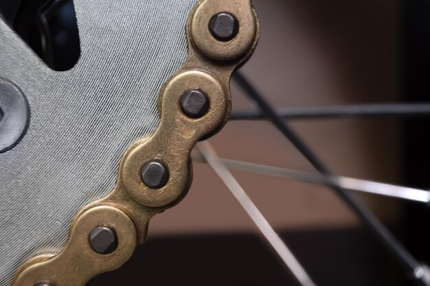 Primo piano del collegamento della catena del motociclo