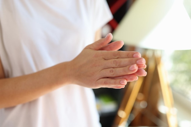 Primo piano del concetto di cura della pelle delle mani femminili