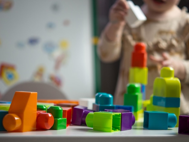 Primo piano del costruttore per bambini sullo sfondo di un bambino che gioca