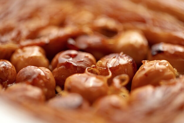Primo piano del dessert turco baklava con miele e noci